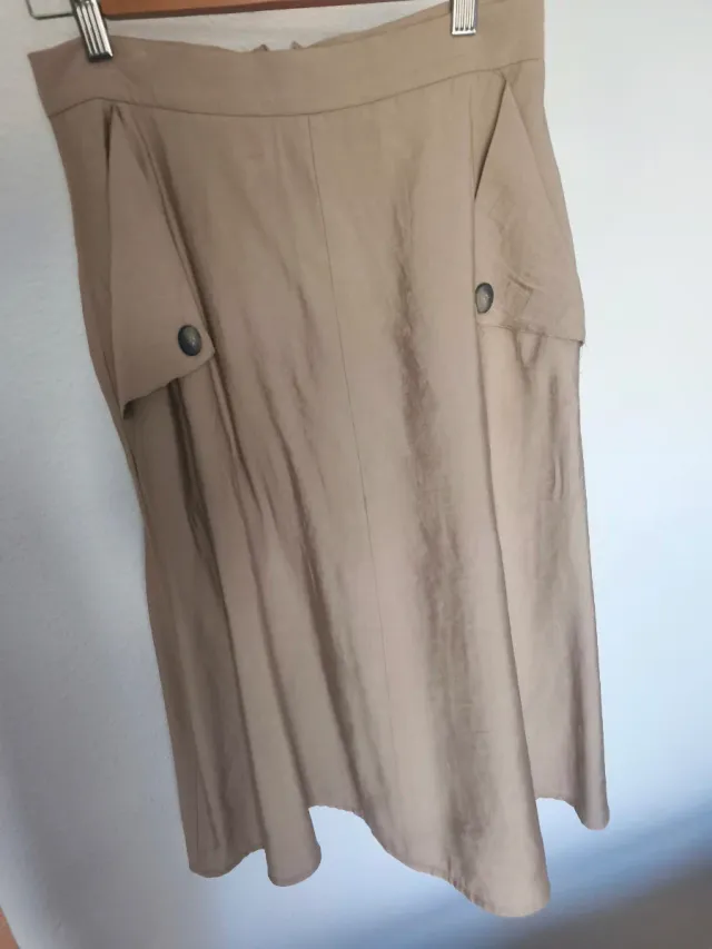 Falda beige con botones