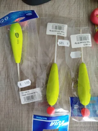 Lote pesca: hilo, señuelos, flotadores