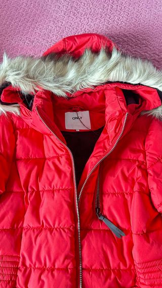 Parka Only Roja con Capucha y Pelo