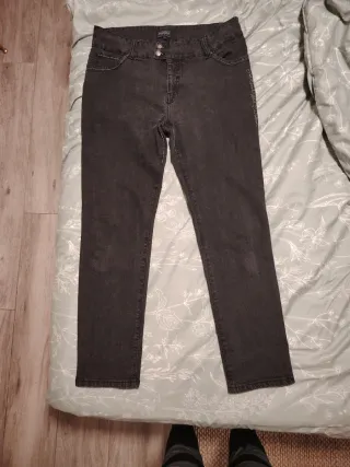 Pantalón vaquero mujer gris. talla 44.