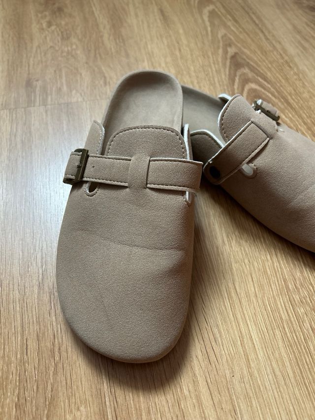 Zuecos Beige con Hebilla