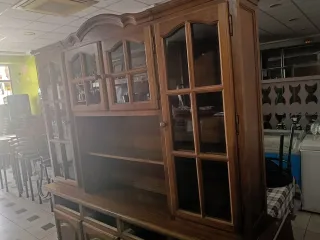 Mueble de madera con vitrina