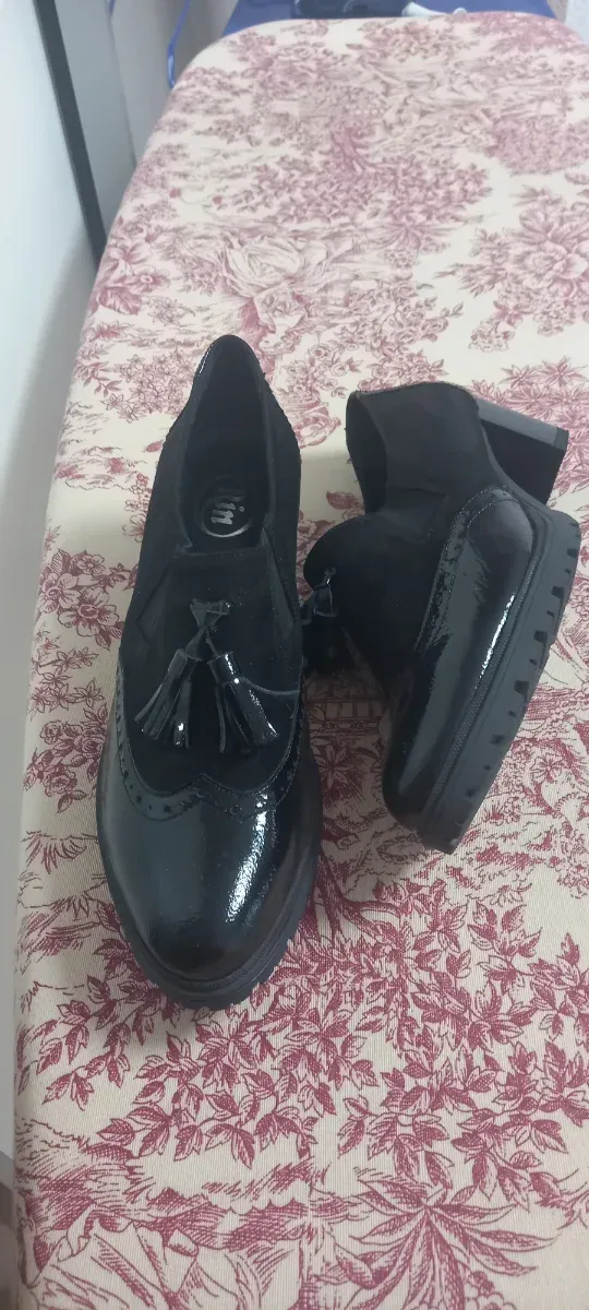 Botines negros con cordones y flecos