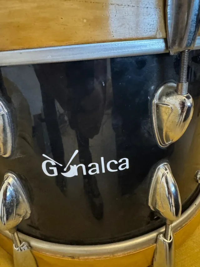 Tambor negro con baquetas