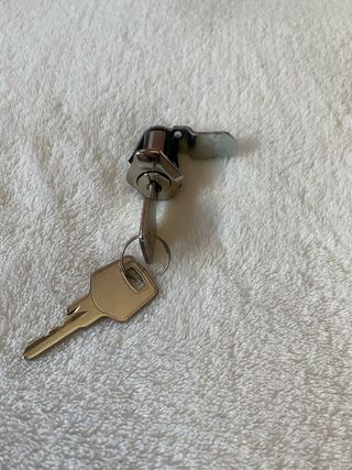 Cerradura para taquillas/buzones con llaves.