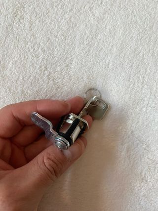 Cerradura para taquillas/buzones con llaves.