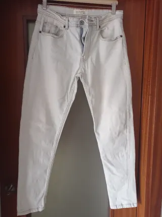 Pantalón vaquero azul claro desgastado 