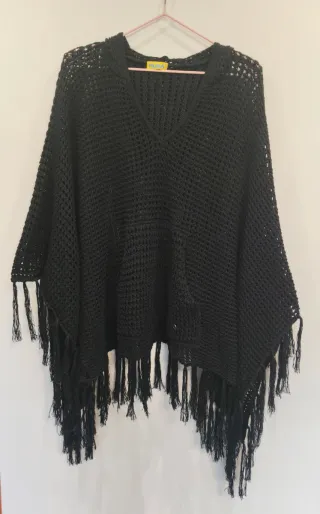 Poncho Negro Rüga con Capucha y Flecos