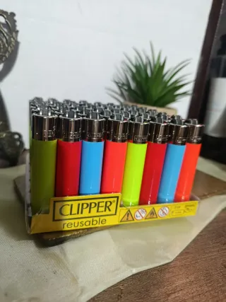 Vassoio per 48 accendini Clipper colorati