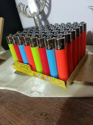 Vassoio per 48 accendini Clipper colorati