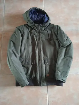 Abrigo verde hombre con capucha