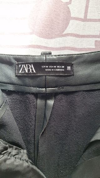 Pantalón media pierna polipiel negro