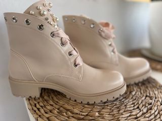 Botines nude perlas y lazo satinado