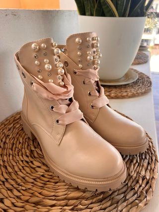 Botines nude perlas y lazo satinado