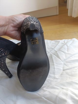 Zapatos de tacón negros con pedrería