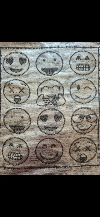Camiseta plateada con estampado de emojis