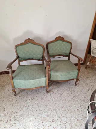 Butacas antiguasde madera y tela.