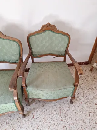 Butacas antiguasde madera y tela.