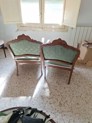 Butacas antiguasde madera y tela.