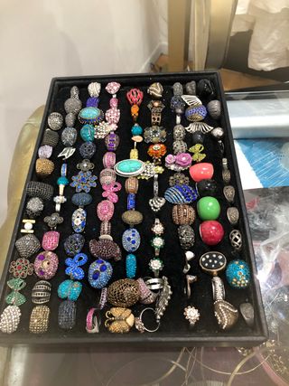 Lote anillos varios con expositor