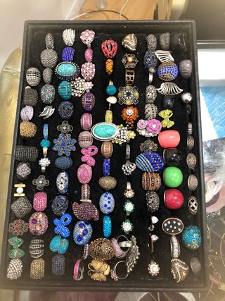Lote anillos varios con expositor