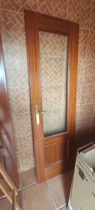 Puerta de madera con cristal