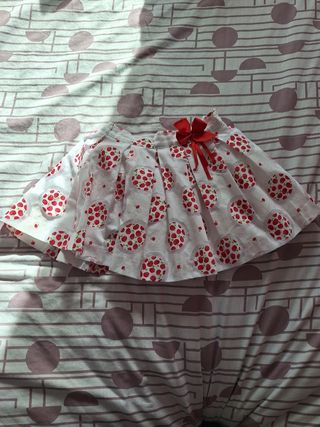 Falda infantil con estampado de fresas