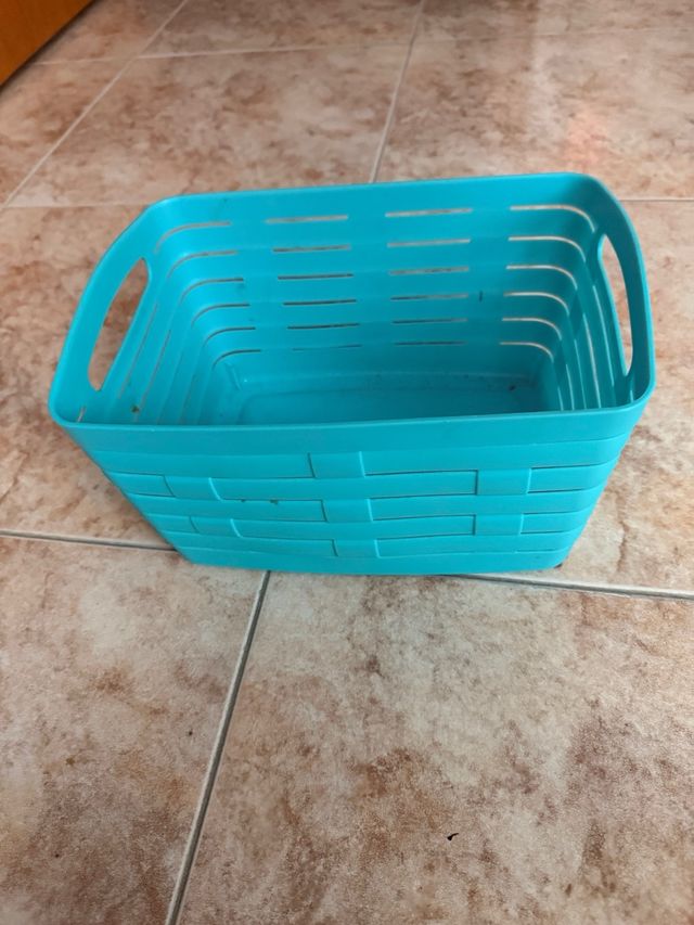 Caja de plástico azul con asas
