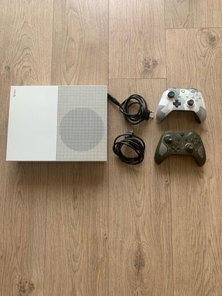 Xbox One S + 2 mandos y juego 