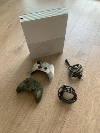 Xbox One S + 2 mandos y juego 