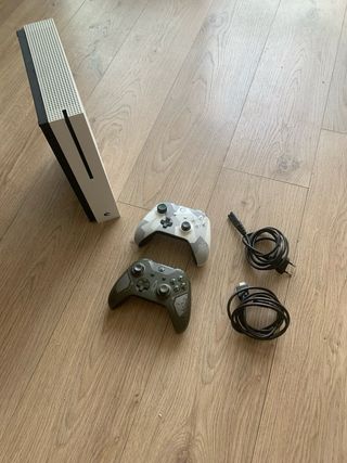 Xbox One S + 2 mandos y juego 