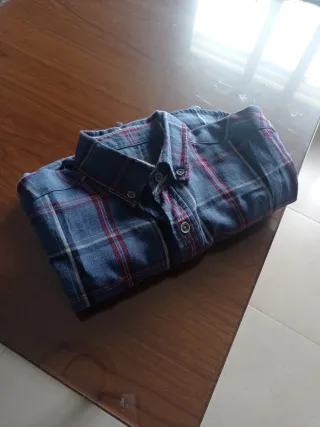 Camisa de cuadros azul y roja