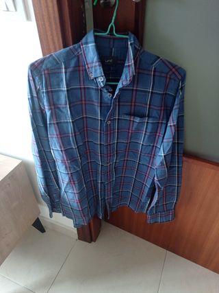 Camisa de cuadros azul y roja