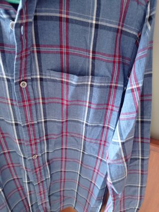 Camisa de cuadros azul y roja