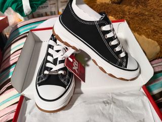 Zapatillas niña Xti negras y blancas