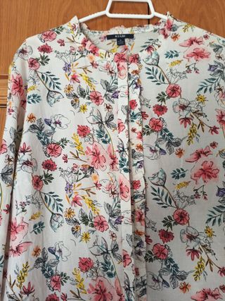 Blusa Kiabi floral multicolor