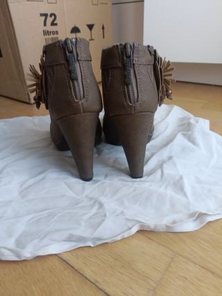 Botines tacón marrón con flor