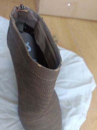 Botines tacón marrón con flor