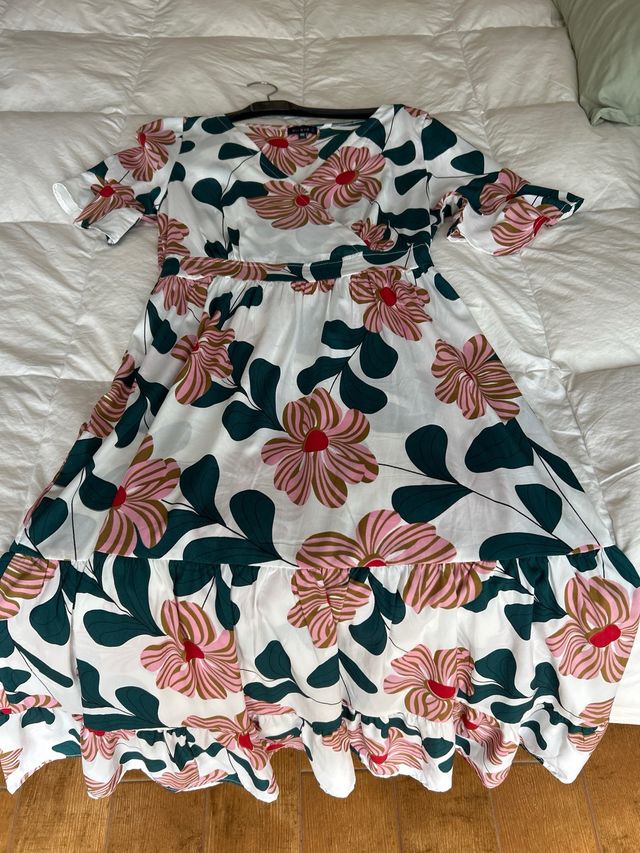 Vestido floral escote largo con volantes