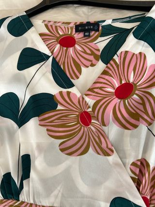 Vestido floral escote largo con volantes 