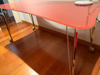 Mesa de diseño roja y plateada