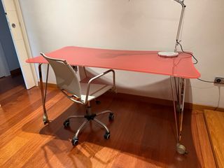 Mesa de diseño roja y plateada