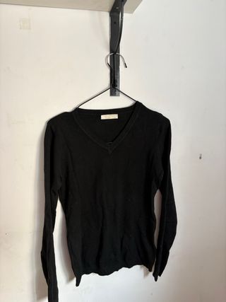 Jersey negro cuello pico