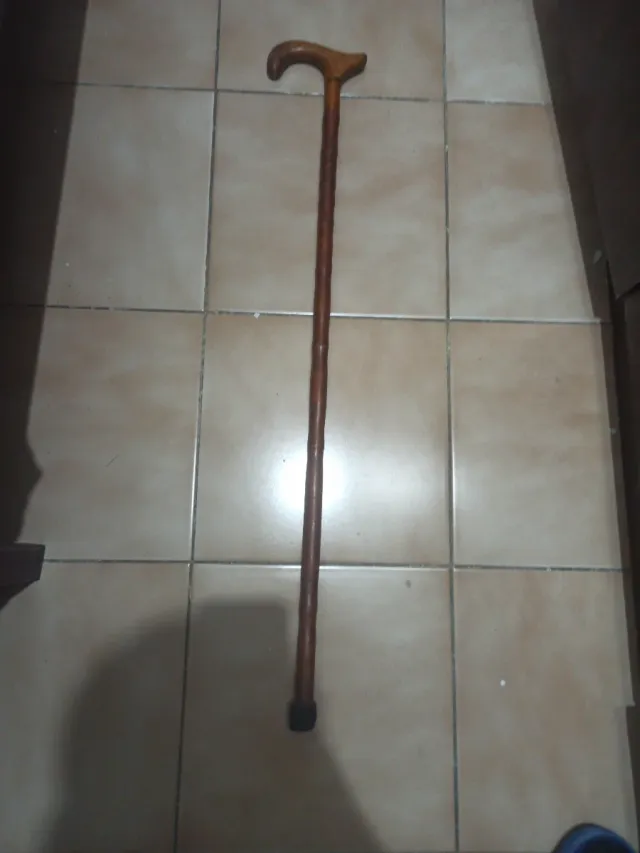 Bastón de madera marrón