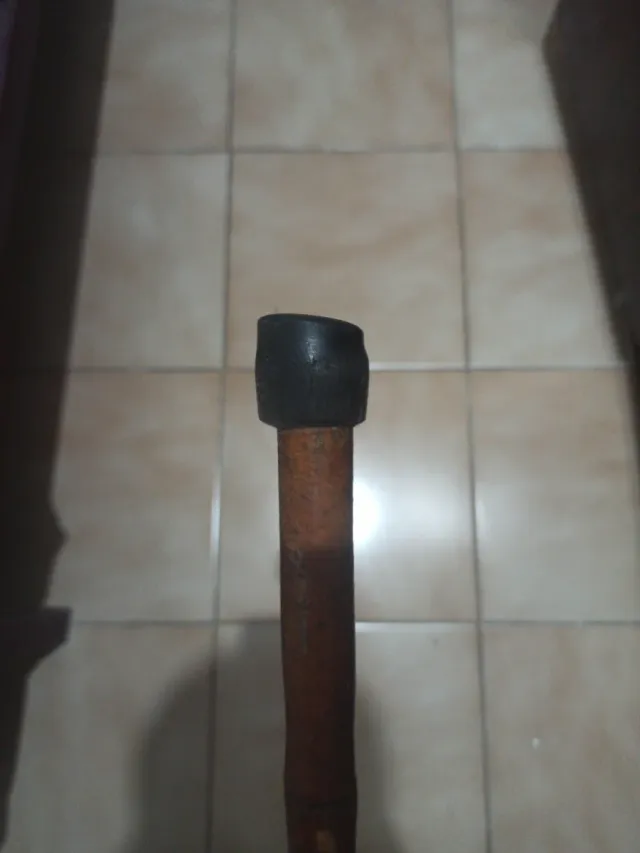 Bastón de madera marrón