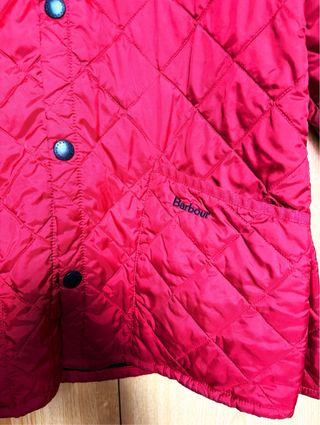 Chaqueta Barbour acolchada rojo y negro. 