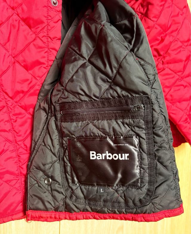 Chaqueta Barbour acolchada rojo y negro.