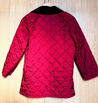 Chaqueta Barbour acolchada rojo y negro. 