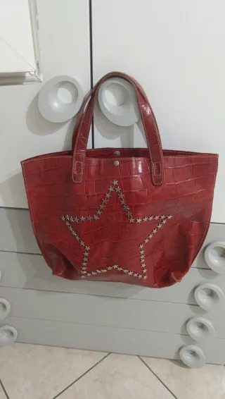 Borsa in pelle rossa con stelle