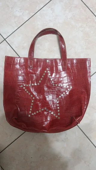Borsa in pelle rossa con stelle
